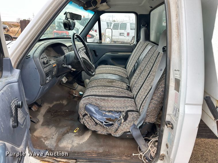 image for item ER8212 1993 Ford F-Super Duty dump truck