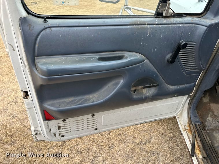 image for item ER8212 1993 Ford F-Super Duty dump truck