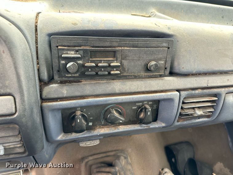 image for item ER8212 1993 Ford F-Super Duty dump truck