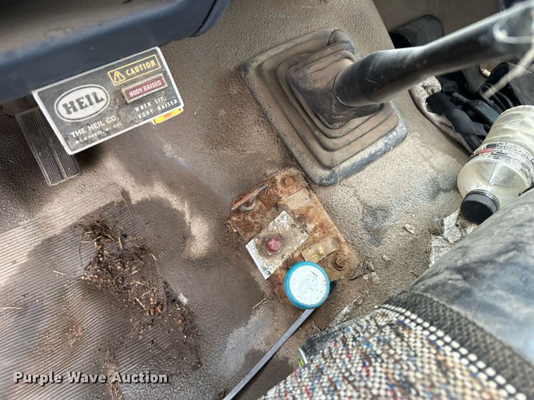 image for item ER8212 1993 Ford F-Super Duty dump truck