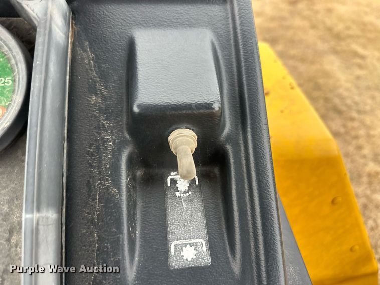 image for item ER8219 1989 John Deere 210C backhoe