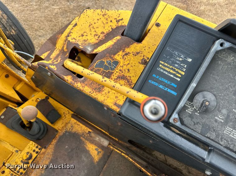 image for item ER8219 1989 John Deere 210C backhoe