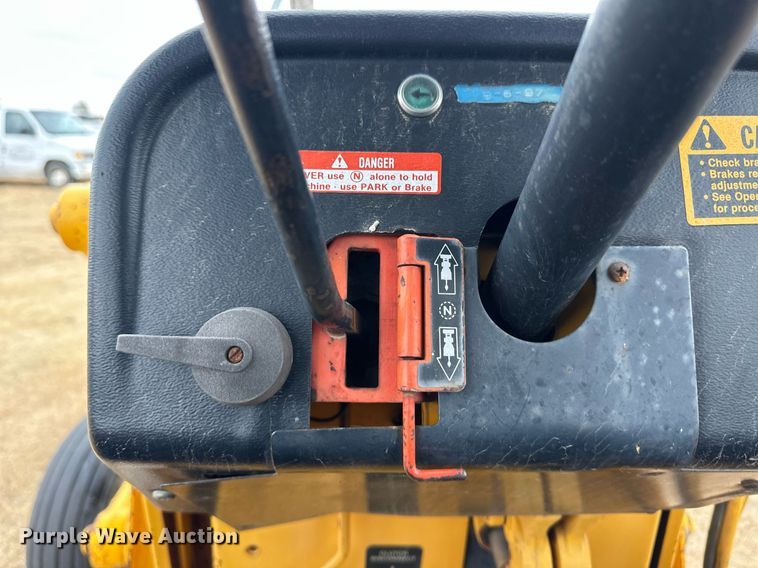 image for item ER8219 1989 John Deere 210C backhoe