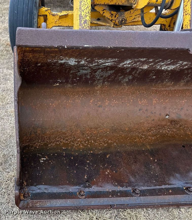 image for item ER8219 1989 John Deere 210C backhoe