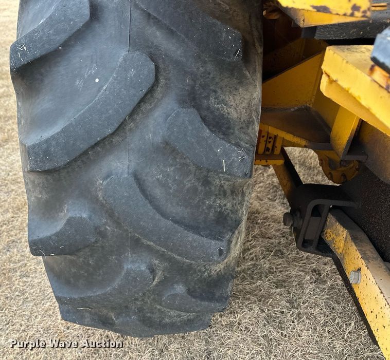 image for item ER8219 1989 John Deere 210C backhoe