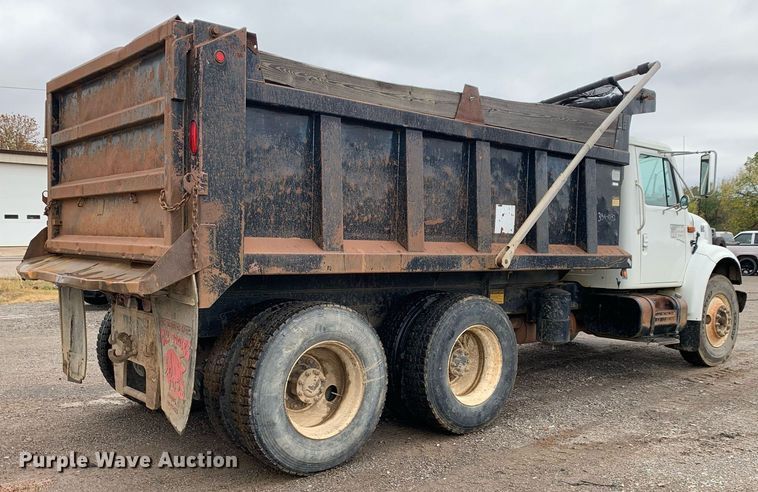 image for item JT9661 2001 International  4900 dump truck