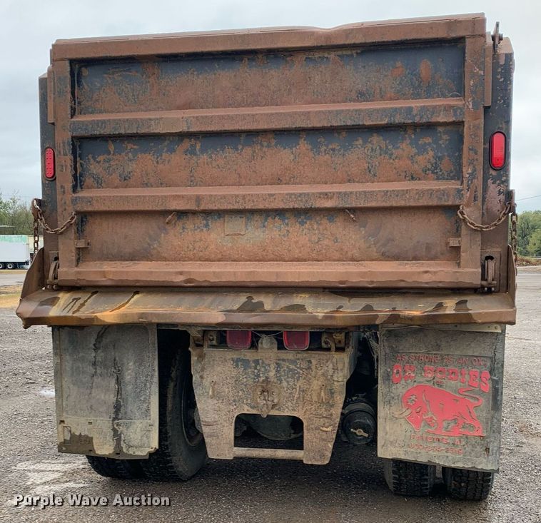 image for item JT9661 2001 International  4900 dump truck