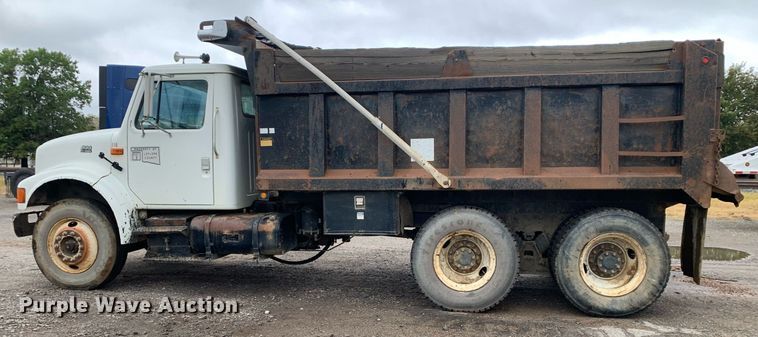 image for item JT9661 2001 International  4900 dump truck