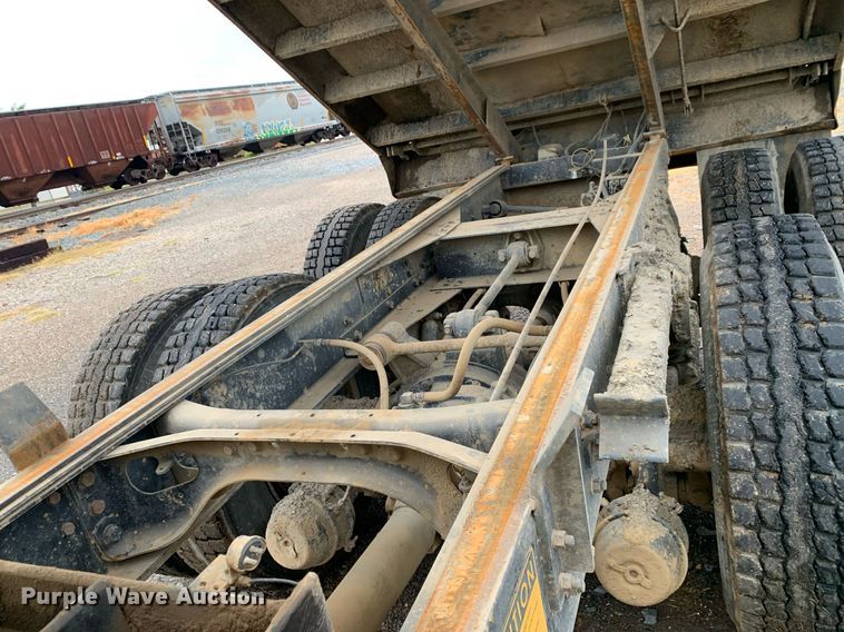 image for item JT9661 2001 International  4900 dump truck