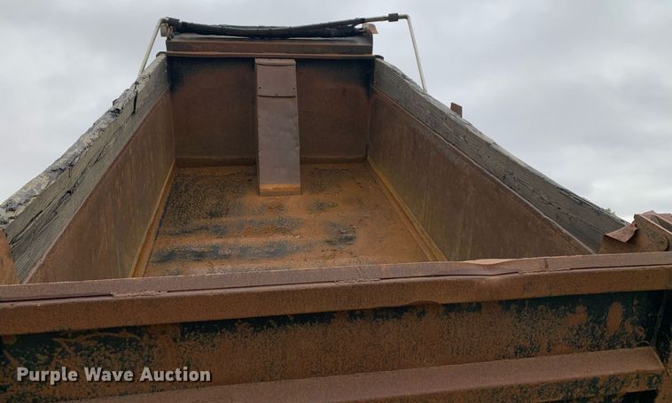 image for item JT9661 2001 International  4900 dump truck