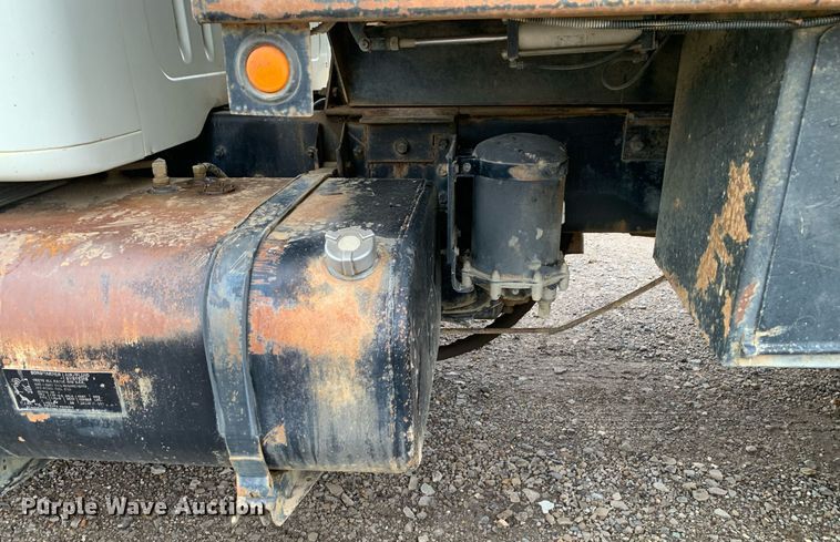 image for item JT9661 2001 International  4900 dump truck