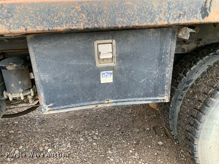 image for item JT9661 2001 International  4900 dump truck