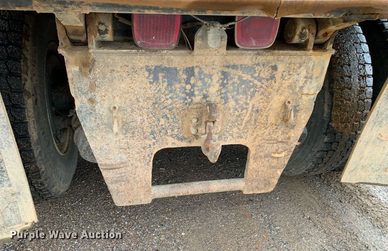 image for item JT9661 2001 International  4900 dump truck