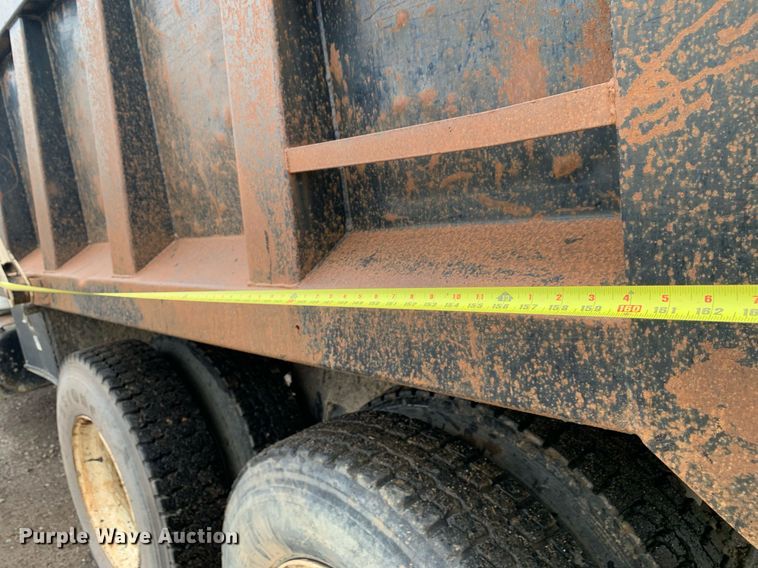 image for item JT9661 2001 International  4900 dump truck