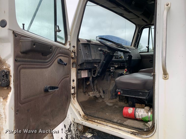 image for item JT9661 2001 International  4900 dump truck