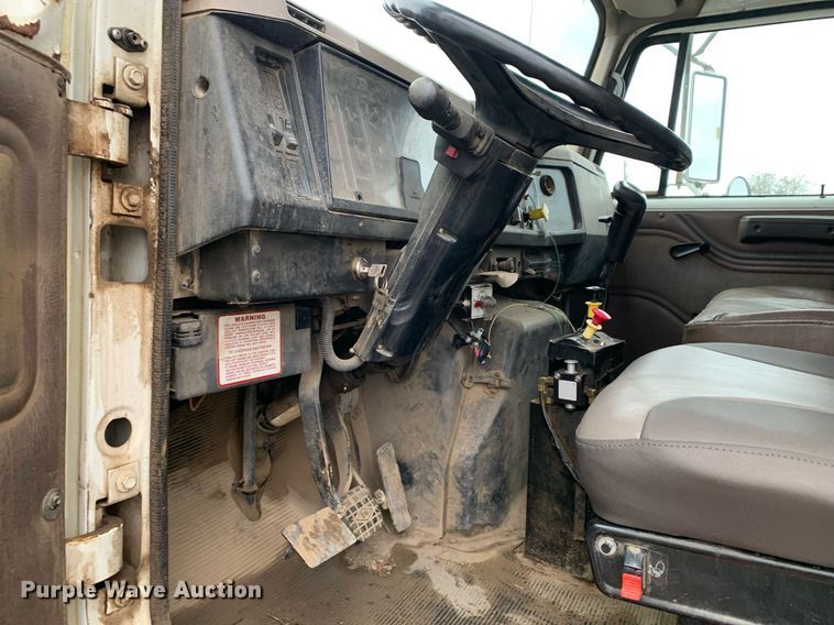 image for item JT9661 2001 International  4900 dump truck