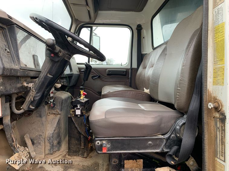 image for item JT9661 2001 International  4900 dump truck