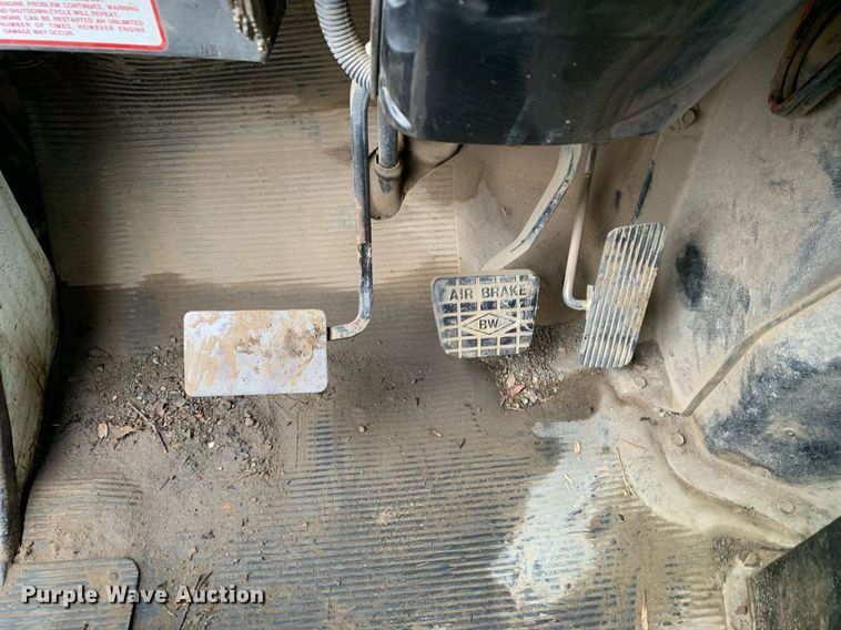 image for item JT9661 2001 International  4900 dump truck