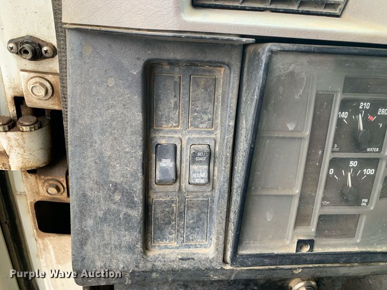 image for item JT9661 2001 International  4900 dump truck