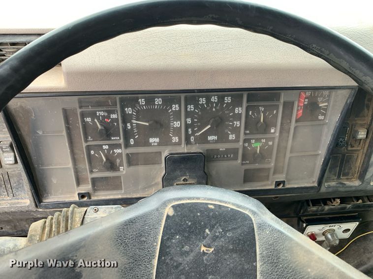 image for item JT9661 2001 International  4900 dump truck