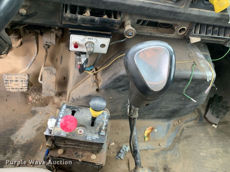 image for item JT9661 2001 International  4900 dump truck