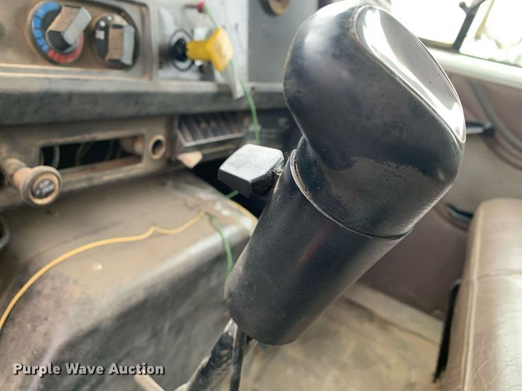 image for item JT9661 2001 International  4900 dump truck