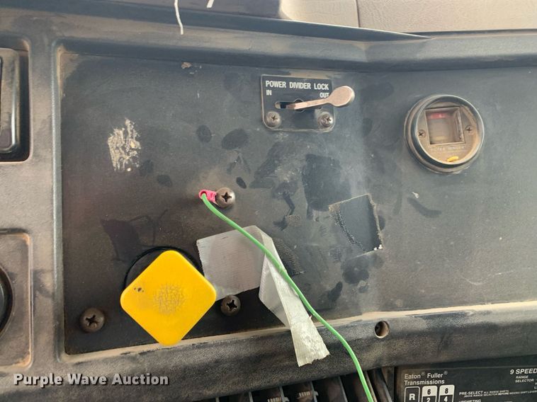 image for item JT9661 2001 International  4900 dump truck