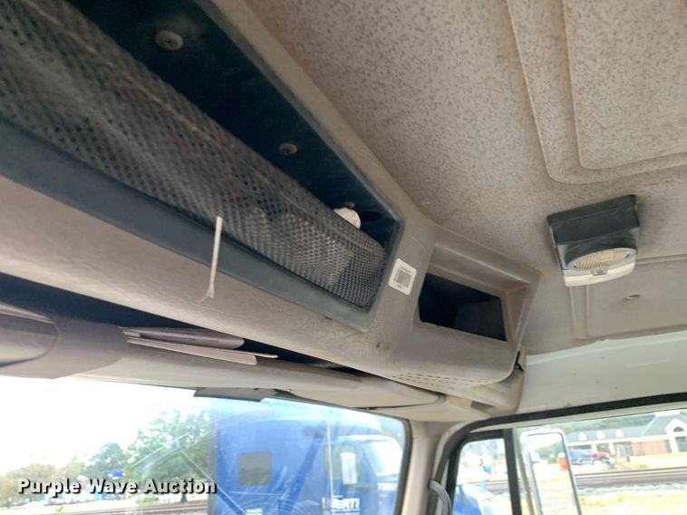 image for item JT9661 2001 International  4900 dump truck