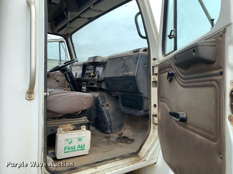 image for item JT9661 2001 International  4900 dump truck