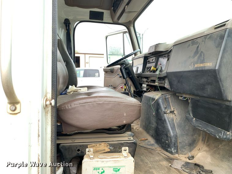 image for item JT9661 2001 International  4900 dump truck