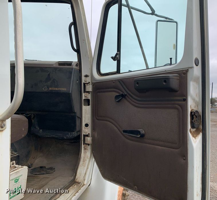 image for item JT9661 2001 International  4900 dump truck