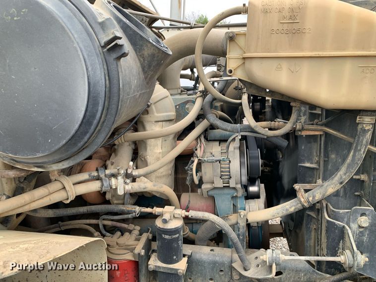 image for item JT9661 2001 International  4900 dump truck