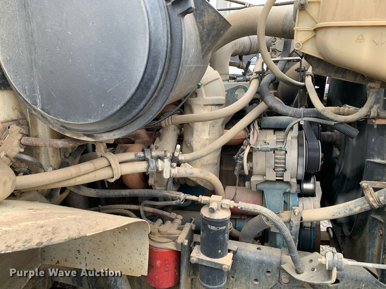 image for item JT9661 2001 International  4900 dump truck