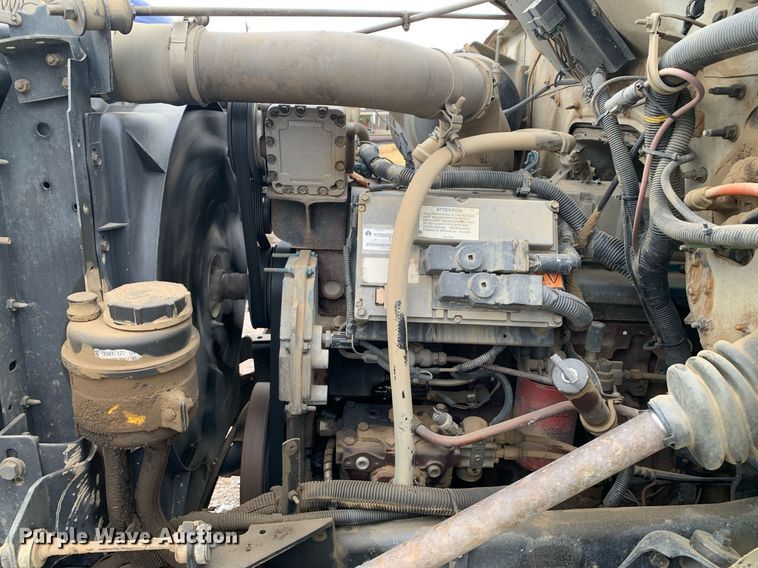 image for item JT9661 2001 International  4900 dump truck