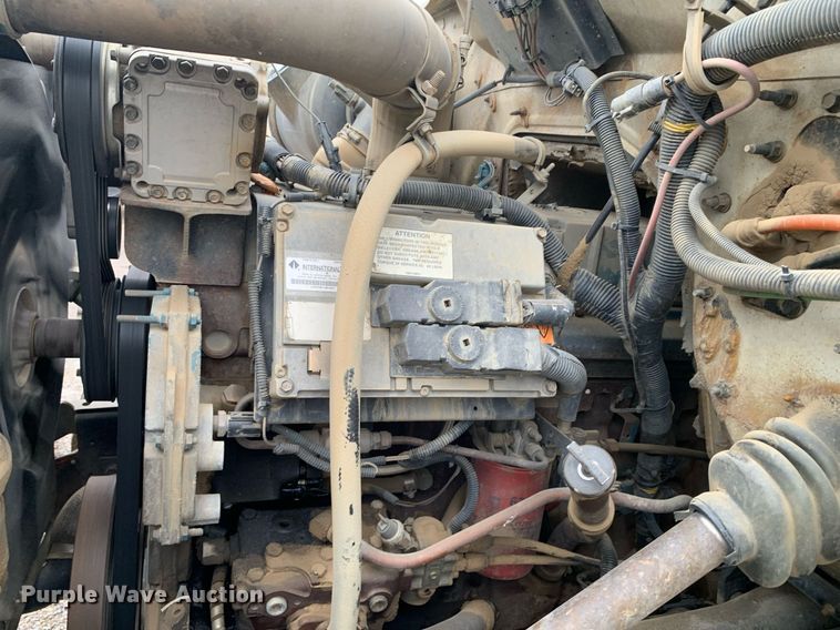 image for item JT9661 2001 International  4900 dump truck