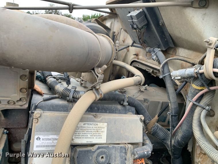 image for item JT9661 2001 International  4900 dump truck