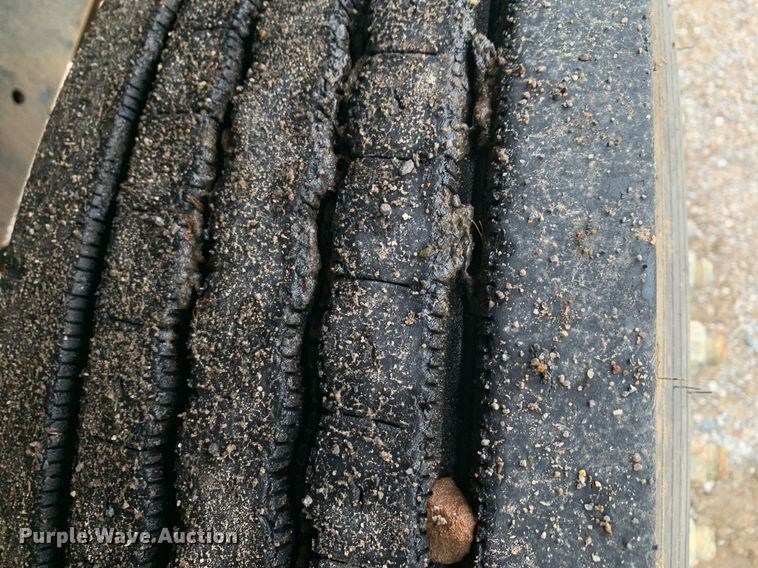 image for item JT9661 2001 International  4900 dump truck