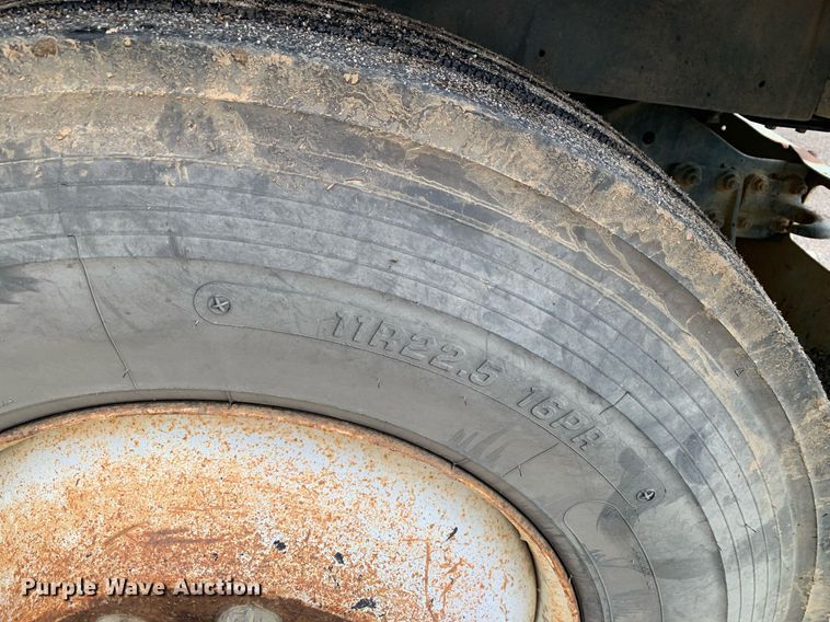 image for item JT9661 2001 International  4900 dump truck