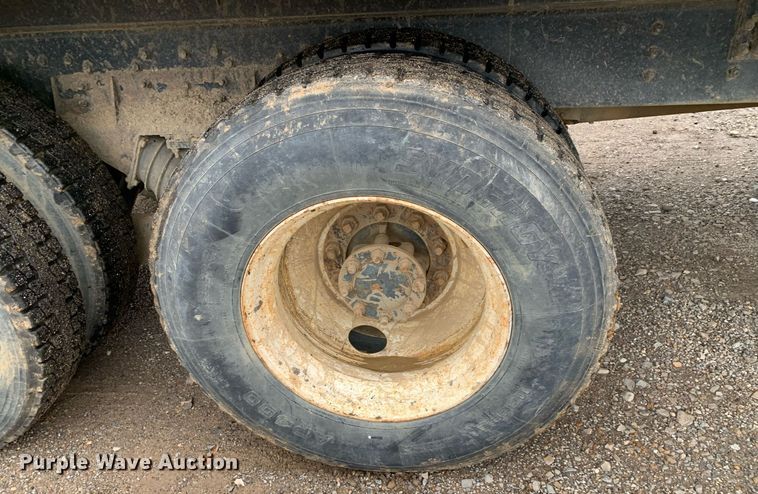 image for item JT9661 2001 International  4900 dump truck