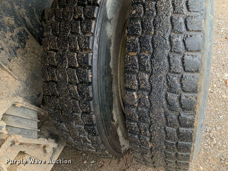 image for item JT9661 2001 International  4900 dump truck