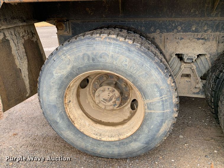 image for item JT9661 2001 International  4900 dump truck