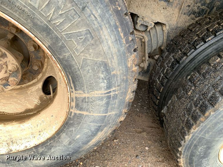 image for item JT9661 2001 International  4900 dump truck