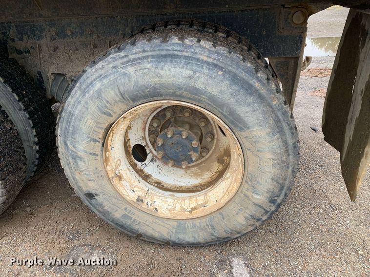 image for item JT9661 2001 International  4900 dump truck