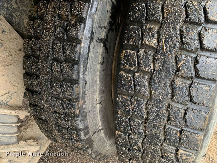 image for item JT9661 2001 International  4900 dump truck