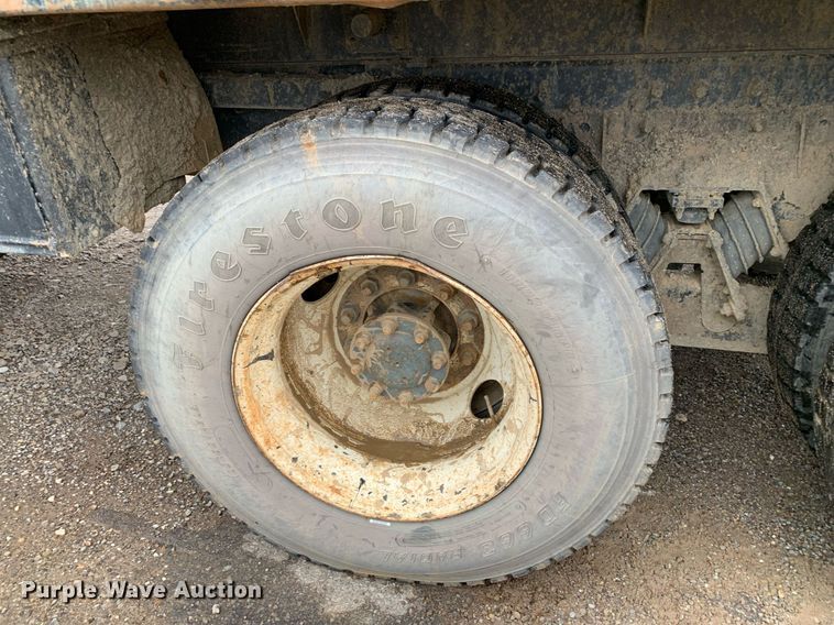 image for item JT9661 2001 International  4900 dump truck