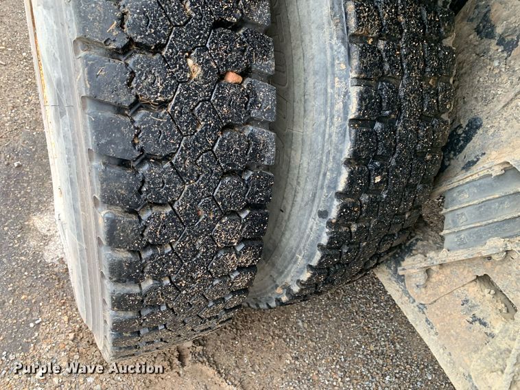 image for item JT9661 2001 International  4900 dump truck