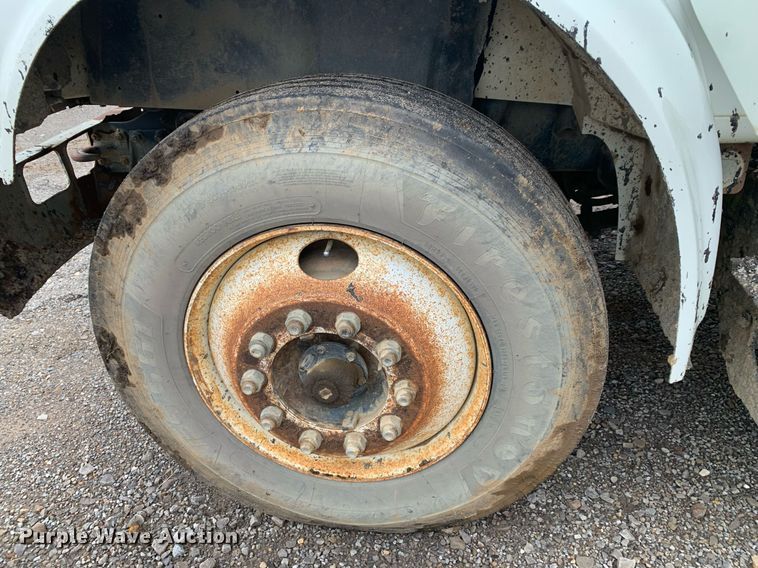 image for item JT9661 2001 International  4900 dump truck