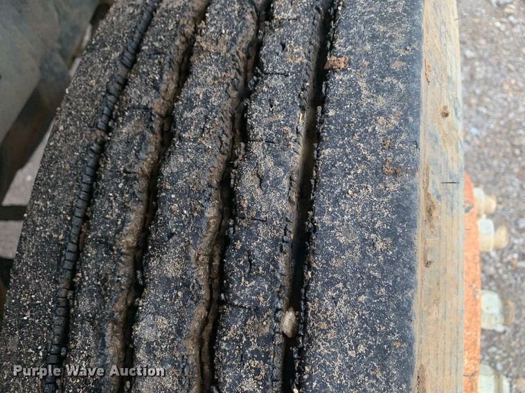 image for item JT9661 2001 International  4900 dump truck