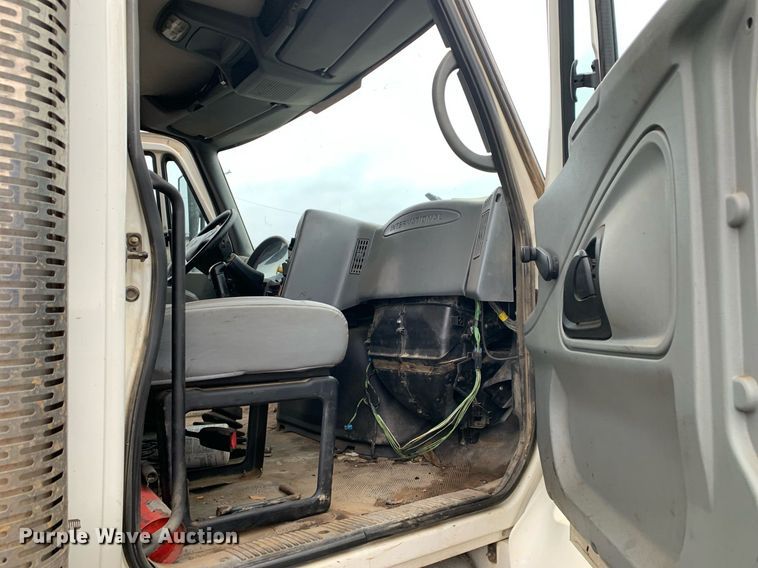 image for item JT9662 2007 International  7400 dump truck