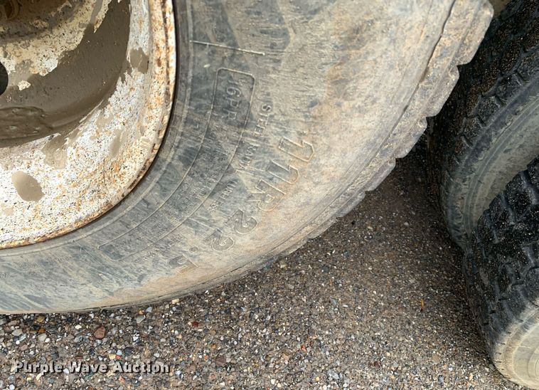 image for item JT9662 2007 International  7400 dump truck